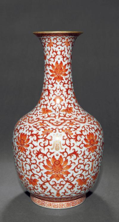 清道光 矾红描金花卉纹瓶