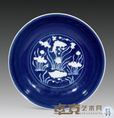 清雍正 蓝地白花鱼藻纹盘 直径20.8cm