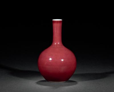 清乾隆 霁红釉小天球瓶