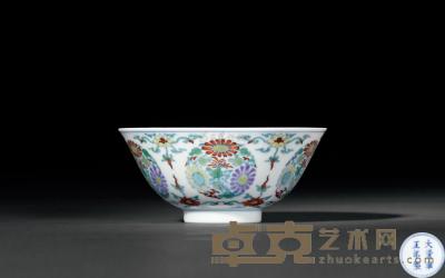 清雍正 斗彩团菊卷草纹茶碗 直径10.7cm
