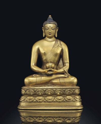 MONGOLIA，ZANAZABAR SCHOOL，18TH CENTURY A GILT-BRONZE FIGURE OF BUDDHA