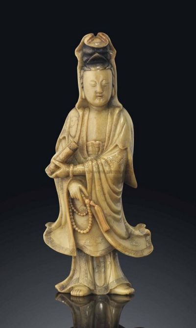 EARLY 19TH CENTURY A SOAPSTONE FIGURE OF GUANYIN