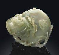 18TH CENTURY A PALE CELADON JADE‘PEACH’GROUP