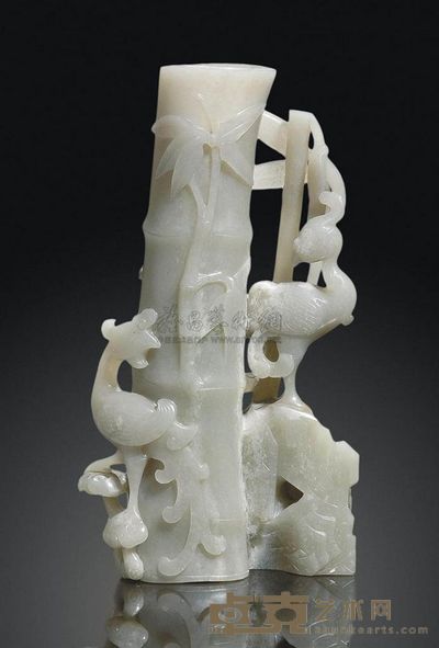 18TH CENTURY A PALE CELADON JADE BAMBOO-FORM‘PHOENIX’VASE 高19.1cm