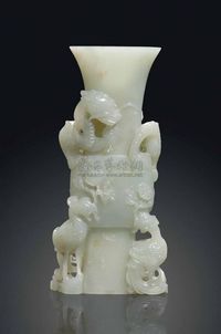 18TH CENTURY A PALE CELADON JADE FLATTENED VASE，GU