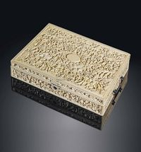 QIANLONG PERIOD （1736-1795） A FINELY CARVED IVORY RECTANGULAR SEWING BOX AND COVER