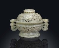 18TH CENTURY A PALE CELADON JADE CENSER AND COVER