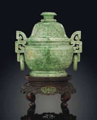 18TH/19TH CENTURY A MOTTLED GREEN AND WHITE JADEITE ARCHAISTIC CENSER AND COVER