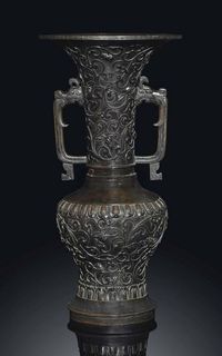 LATE MING DYNASTY，17TH CENTURY A LARGE BRONZE‘PHOENIX TAIL’VASE