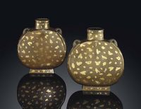 17TH/18TH CENTURY A PAIR OF GILT-SPLASHED BRONZE FLASKS，BIANHU