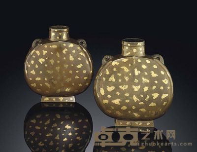 17TH/18TH CENTURY A PAIR OF GILT-SPLASHED BRONZE FLASKS，BIANHU 高20.5cm