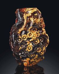 18TH/19TH CENTURY A CARVED AMBER‘PRUNUS’VASE