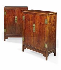 18TH CENTURY A PAIR OF HUANGHUA LI CABINETS，KANGGUI