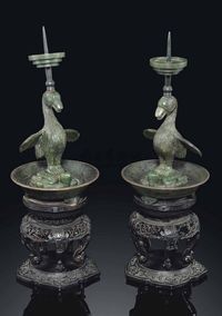 19TH CENTURY A PAIR OF SPINACH-GREEN JADE‘DUCK’CANDLESTICKS