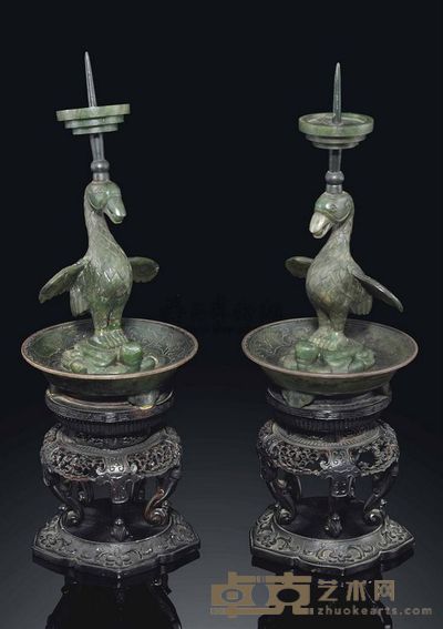 19TH CENTURY A PAIR OF SPINACH-GREEN JADE‘DUCK’CANDLESTICKS 