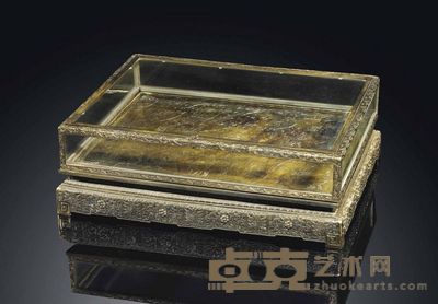 18TH/19TH CENTURY A GILT-COPPER TABLE-TOP DISPLAY CABINET 高20.3cm；深45cm；宽60cm