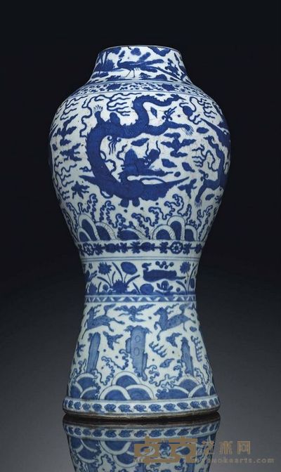 JIAJING PERIOD （1522-1566） A BLUE AND WHITE‘WINGED DRAGON’VASE 高47.6cm