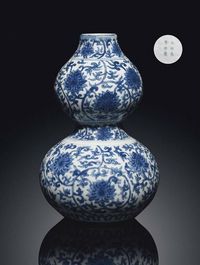 A BLUE AND WHITE‘LOTUS’DOUBLE-GOURD VASE