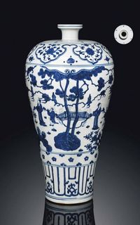 A LARGE BLUE AND WHITE VASE，MEIPING