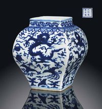 A VERY RARE BLUE AND WHITE SQUARE‘DRAGON’JAR，GUAN