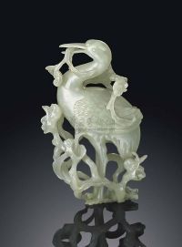 18TH/19TH CENTURY A CELADON JADE CARVING OF A CRANE