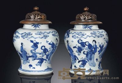 KANGXI PERIOD （1662-1722） A PAIR OF BLUE AND WHITE VASES 高23.5cm