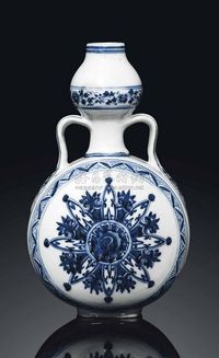 KANGXI PERIOD （1662-1722） A MING-STYLE BLUE AND WHITE PILGRIM FLASK，BIANHU