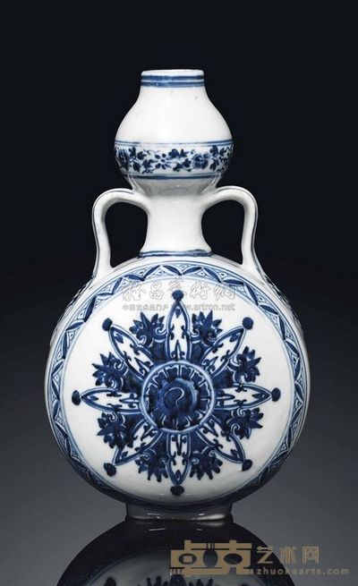 KANGXI PERIOD （1662-1722） A MING-STYLE BLUE AND WHITE PILGRIM FLASK，BIANHU 高25.8cm