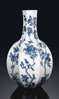 19TH CENTURY A BLUE AND WHITE OCTAGONAL VASE