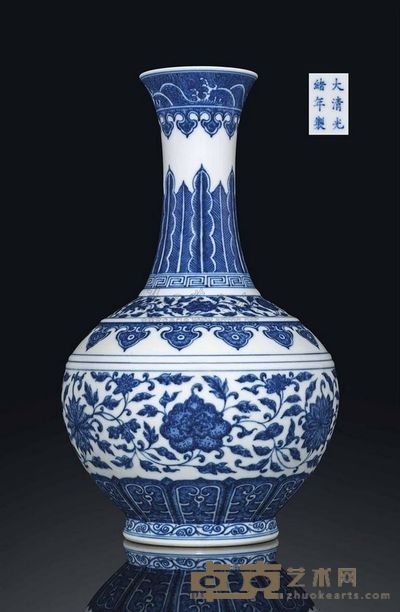 A MING-STYLE BLUE AND WHITE BOTTLE VASE 高39.5cm