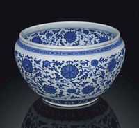 18TH CENTURY A RARE MING-STYLE BLUE AND WHITE BASIN