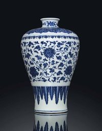 18TH CENTURY A MING-STYLE BLUE AND WHITE VASE，MEIPING