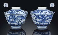 A PAIR OF BLUE AND WHITE‘DRAGON’BOWLS AND COVERS