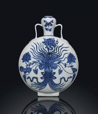 18TH CENTURY A BLUE AND WHITE‘LOTUS’MOONFLASK