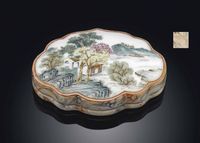 A SMALL FAMILLE ROSE FAUX-MARBLE RUYI-SHAPED BOX AND COVER