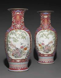 JIAQING PERIOD （1796-1820） A PAIR OF MASSIVE FAMILLE ROSE RUBY-GROUND VASES