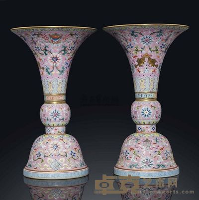 A PAIR OF FAMILLE ROSE PINK-GROUND CANDLESTICKS 高24.7cm