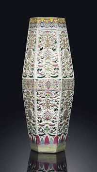 DAOGUANG PERIOD （1821-1850） A MOULDED FAMILLE ROSE FACETED VASE