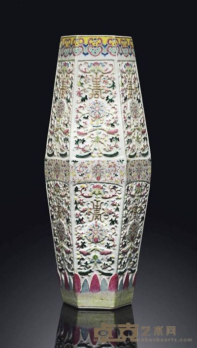 DAOGUANG PERIOD （1821-1850） A MOULDED FAMILLE ROSE FACETED VASE 高57cm