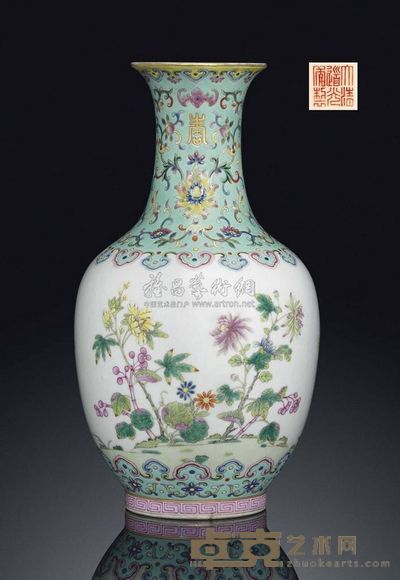 A FINELY ENAMELLED FAMILLE ROSE TURQUOISE-GROUND VASE 高28.5cm