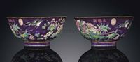 EARLY 20TH CENTURY A PAIR OF FAMILLE ROSE BOWLS