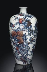 LATE QING DYNASTY A LARGE COPPER-RED-DECORATED BLUE AND WHITE‘PEACH’VASE，MEIPING