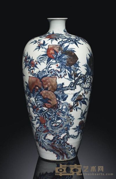 LATE QING DYNASTY A LARGE COPPER-RED-DECORATED BLUE AND WHITE‘PEACH’VASE，MEIPING 高51.5cm