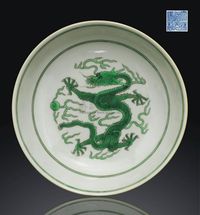 A GREEN ENAMELLED‘DRAGON’DISH