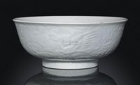 18TH/19TH CENTURY A LARGE PALE CELADON-GLAZED MOULDED‘PHOENIX’BOWL