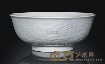 18TH/19TH CENTURY A LARGE PALE CELADON-GLAZED MOULDED‘PHOENIX’BOWL 直径25.5cm