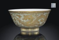 A CELADON-GROUND GILT-DECORATED‘DRAGONS’BOWL