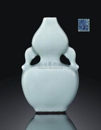 A SMALL PALE CELADON-GLAZED DOUBLE-GOURD VASE