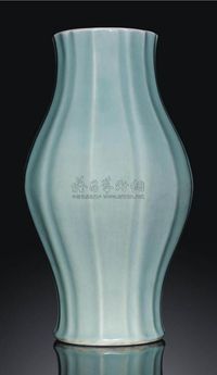 YONGZHENG PERIOD （1723-1735） A PALE CELADON-GLAZED SLENDER BALUSTER VASE，GANLANPING