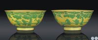 A PAIR OF YELLOW AND GREEN-GLAZED‘BOYS’BOWLS